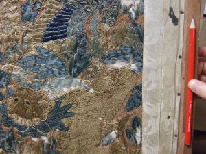 Panneau de soie brodée avec motif d'oiseaux, tons bleus, or et marron. (titre factice)