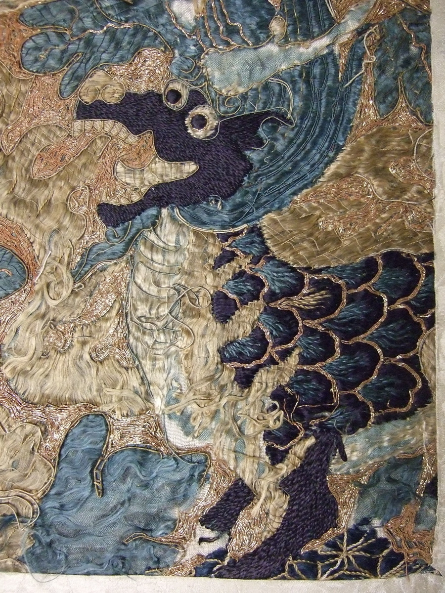 Panneau de soie brodée avec motif d'oiseaux, tons bleus, or et marron. (titre factice)