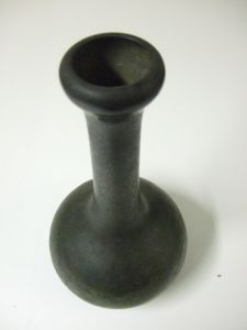 Vase ou bouteille à patine verte sans décor et renflée au goulot. (titre factice)