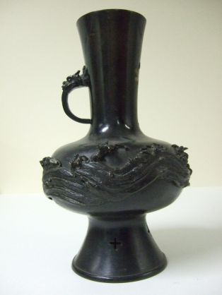 Vase asiatique avec décor de vagues et croix ajourées sur le pied. (titre factice)