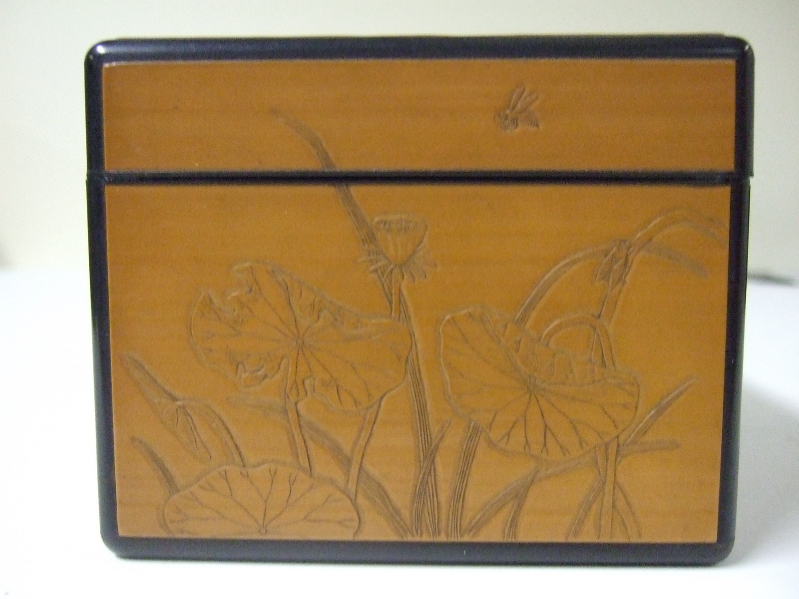 Boite asiatique en bois à filet noir aux angles et à décor de lotus et de grenouilles. (titre factice)