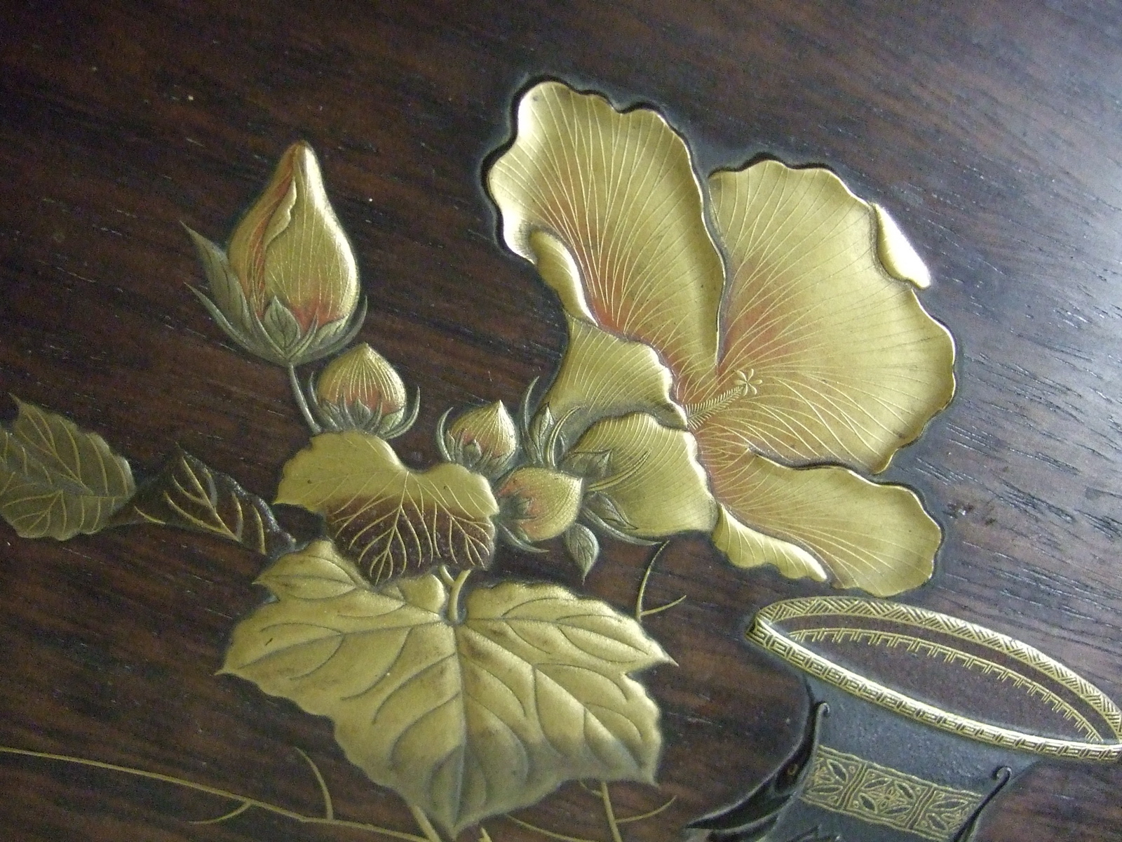 Panneau de bois avec incrustations de vase décoré, fleurs, feuille. (titre factice)