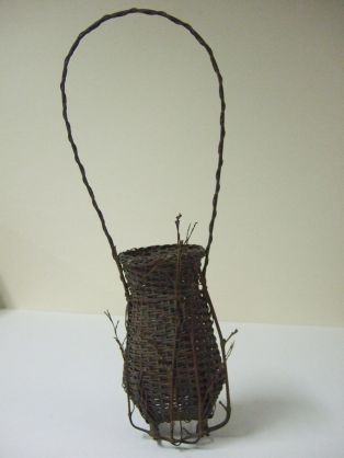 Panier tressé en bambou avec une grande anses et une autre petite. (titre factice)