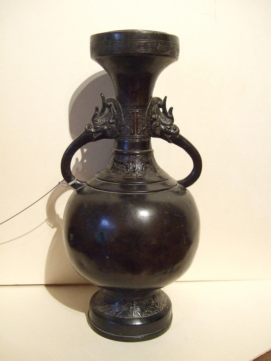 Vase asiatique avec anse en dragon au niveau du col. (titre factice)