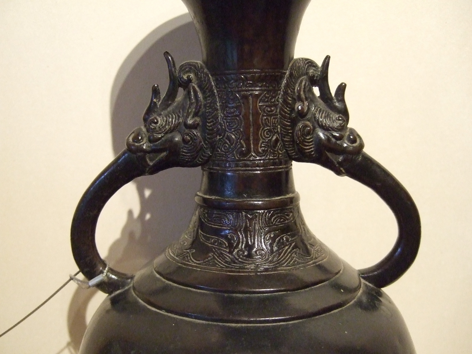 Vase asiatique avec anse en dragon au niveau du col. (titre factice)