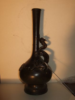 Vase asiatique au col effilé avec un dragon enroulé autour du col et de la panse.(titre factice)