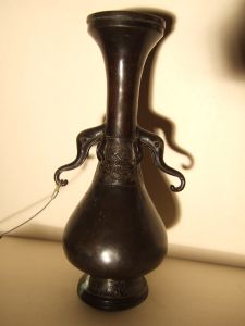 Vase asiatique au col allongé, anses en forme de trompe.(titre factice)