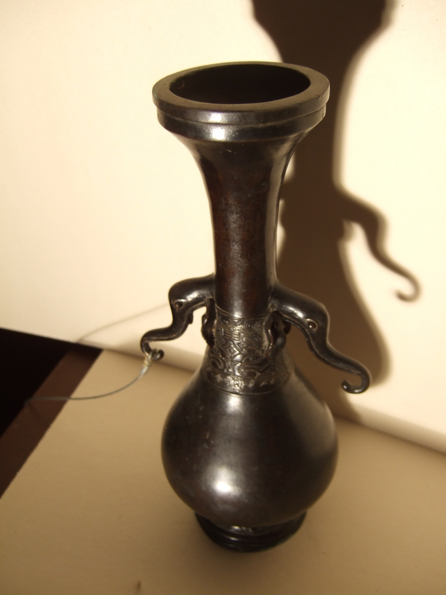 Vase asiatique au col allongé, anses en forme de trompe.(titre factice)