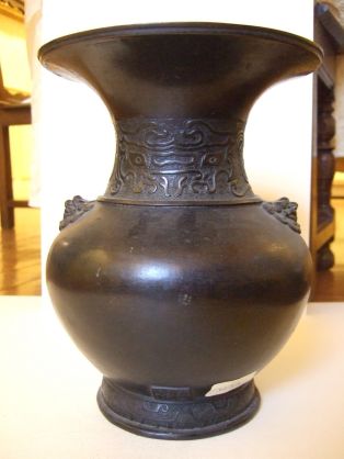 Vase asiatique avec deux mascarons et frises au col et au pied.(titre factice)