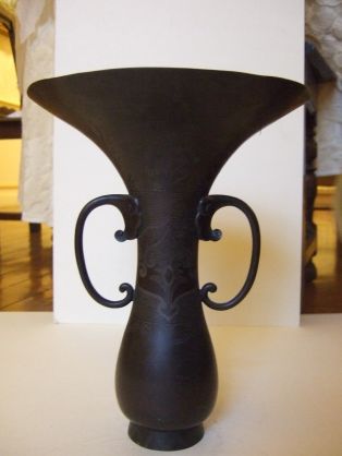 Vase asiatiqueavec décors gravés, anses formant une feuille.(titre factice)