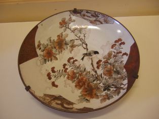 Plat rond japonais en porcelaine avec motif d'oiseau sur une branche. (titre factice)
