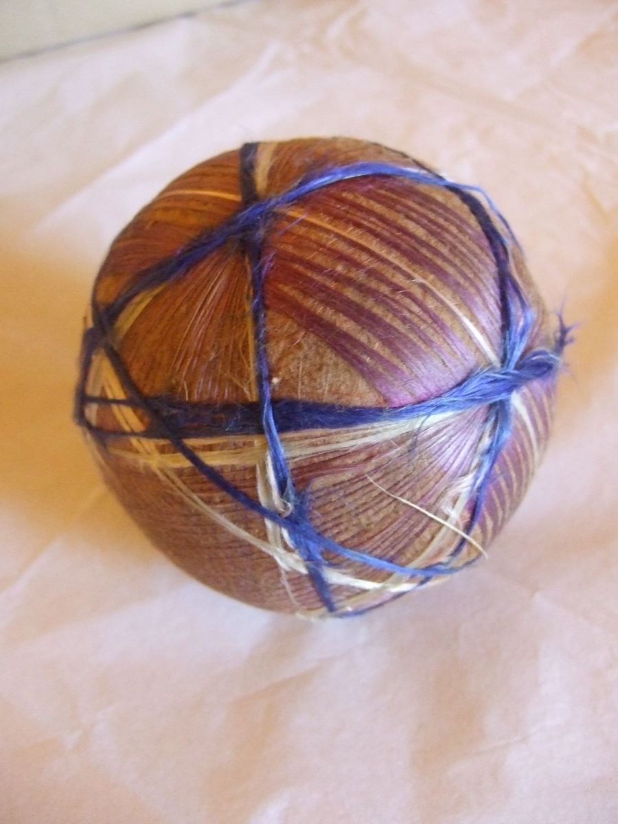 Balle de fil de soie beige, violette et bleue. (titre factice)