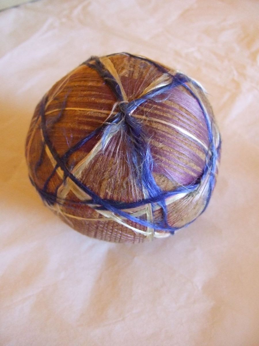 Balle de fil de soie beige, violette et bleue. (titre factice)