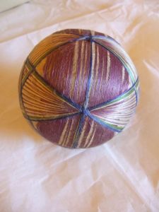 Balle de fil de soie beige, violette, bleue et verte. (titre factice)