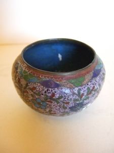 Petit pot en bronze émaillé gris rosé mouchetté, décor de fleur et vagues, intérieur bleu. (titre factice)