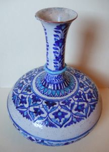 Vase blanc à décors bleu de Pondichéry. (titre factice)