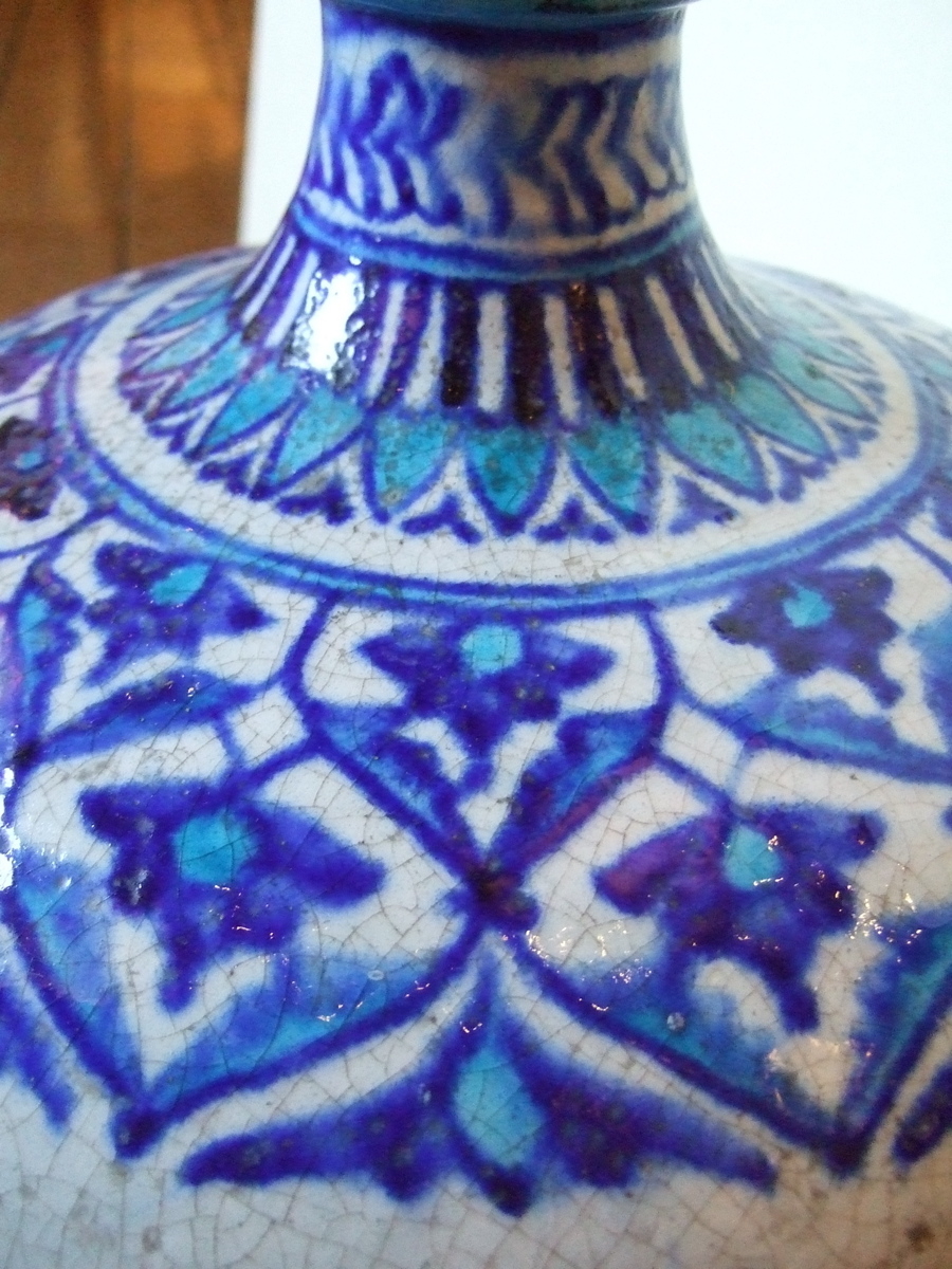 Vase blanc à décors bleu de Pondichéry. (titre factice)