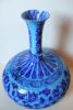 Vase bleu à décors bleu foncé de Pondichéry. (titre factice)
