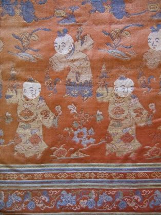 Grand couvre-lit chinois avec petits personnages sur fond rouge. Doublure verte. (titre factice)