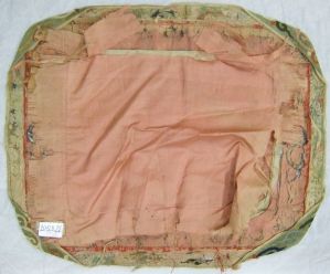 Enveloppe de coussin chinoise avec motif d'entrelas et feuillage sur fond rouge. Doublure de soie rose. (1/4) (titre factice)