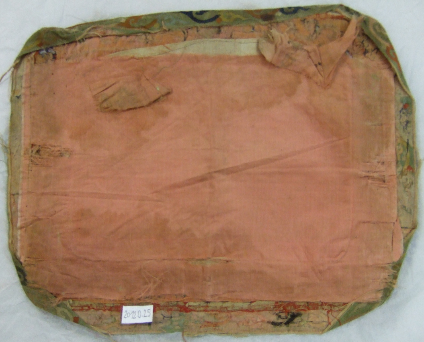 Enveloppe de coussin chinoise avec motif d'entrelas et feuillage sur fond rouge. Doublure de soie rose. (4/4) (titre factice)