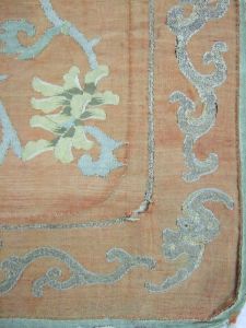 Enveloppe de coussin chinoise avec motif d'entrelas et feuillage sur fond rouge. Doublure de soie rose. (2/4) (titre factice)