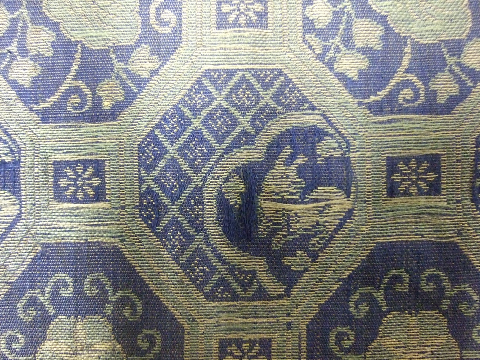 Très long morceau de tissu asiatique, motifs de médaillons alternés vert doré sur fond bleu. (1/2) (titre factice)