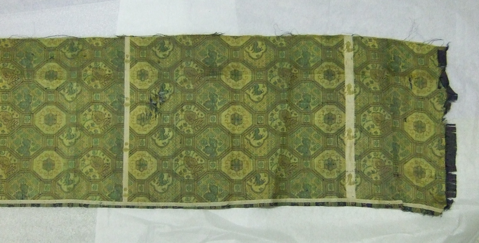 Très long morceau de tissu asiatique, motifs de médaillons alternés vert doré sur fond bleu. (2/2) (titre factice)