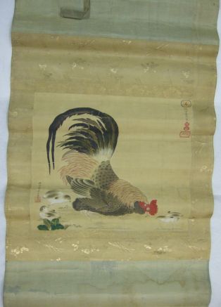 Kakémono avec coq et trois poussins picorant.(titre factice)