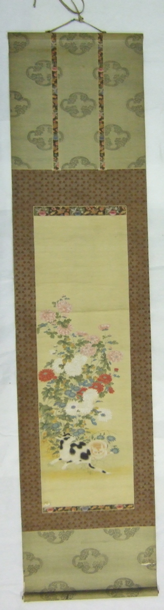 Kakémono avec deux chats dans des chrysanthèmes fleuris.(titre factice)