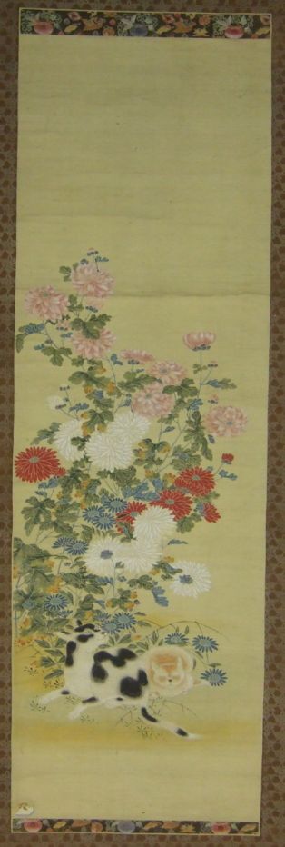 Kakémono avec deux chats dans des chrysanthèmes fleuris.(titre factice)