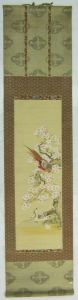 Kakémono avec faisan sur une branche en fleur et poule faisanne picorant à côté d'une petite poule blanche.(titre factice)