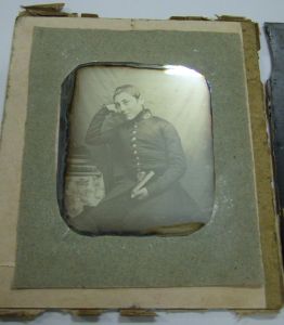Photo sur verre d'un jeune homme (Lansyer?) assis en costume, tenant un livre. (titre factice) ; © Loches ; ©  Musée Lansyer