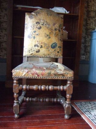 chaise style Louis XIII en cuir de Cordoue (titre factice) ; © Loches ; ©  Musée Lansyer