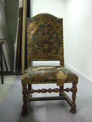 chaise style Louis XIII en cuir de Cordoue (titre factice) ; © Loches ; ©  Musée Lansyer
