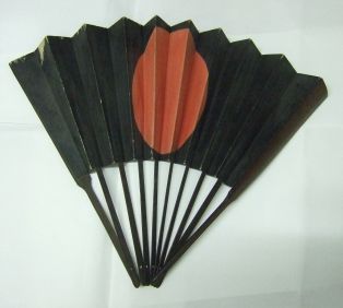 Eventail japonais avec un cercle rouge sur un fond noir en décor. (titre factice)