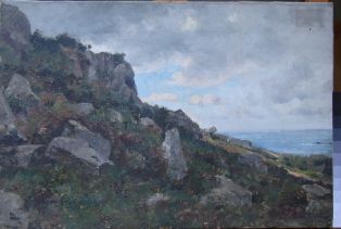 Silhouette de la colline de la Lande Sain-Jean en vue de la mer, avec le sentier le long de la mer, roches grises et lande très fleurie.