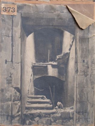 Petit escalier de service à l’ancienne Cour des Comptes, brulée sous la Commune. Motif en hauteur sans ciel.