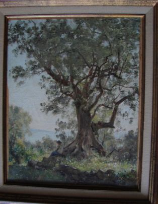 Menton (Lodola), vue olivier sur un fond de mer. Terrain fleuri au premier plan et figure de jeune garçon assis au pied de l’arbre.