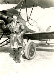 André Prévot sur le tarmac du Bourget, devant un biplan