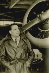 André Prévot posant devant un avion, certainement un Lockheed américain