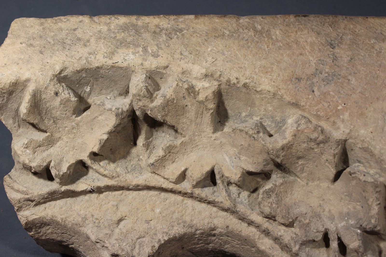 fragment d'un linteau d'une double baie géminée, d'époque romane