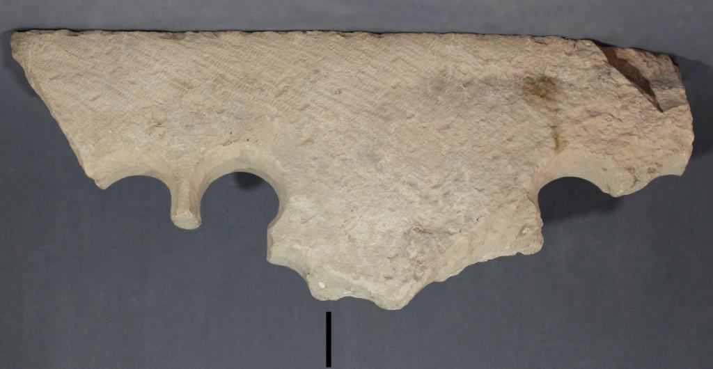 fragment d'un linteau d'une double baie géminée, d'époque romane