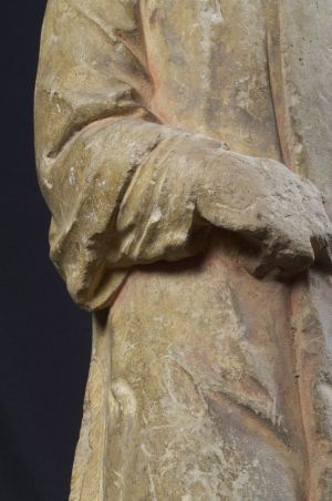 Statue acéphale représentant un ecclésiastique ; © Lancelin Bon
