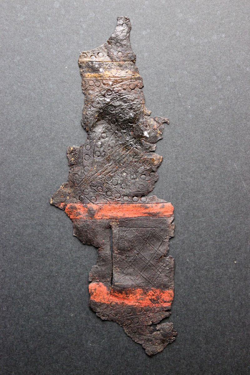 Fragment de cuir polychrome ciselé d'oiseau