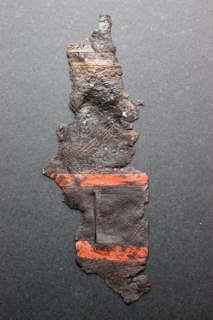 Fragment de cuir polychrome ciselé d'oiseau ; © Emeline Bon