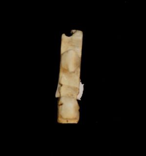 Petite croix en ivoire ; © Ambre Lezziero