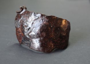 Fragment métallique, patte recourbée