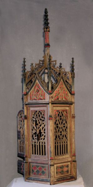 Tour eucharistique ; tabernacle-reliquaire en bois polychrome ; © Philippe Bon et Yann Bussière