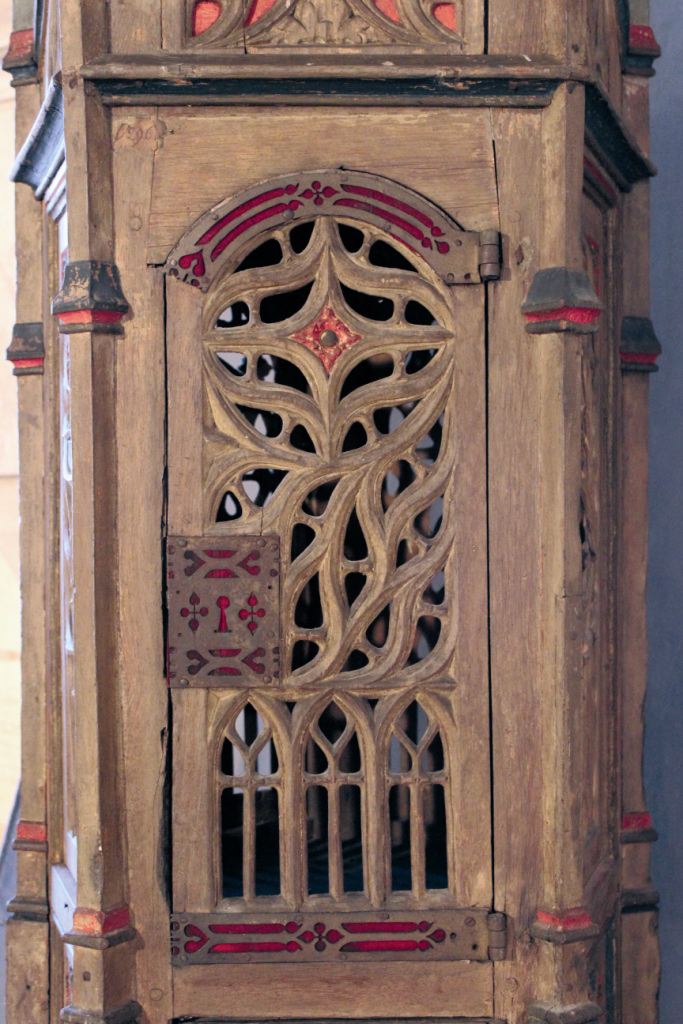 Tour eucharistique ; tabernacle-reliquaire en bois polychrome